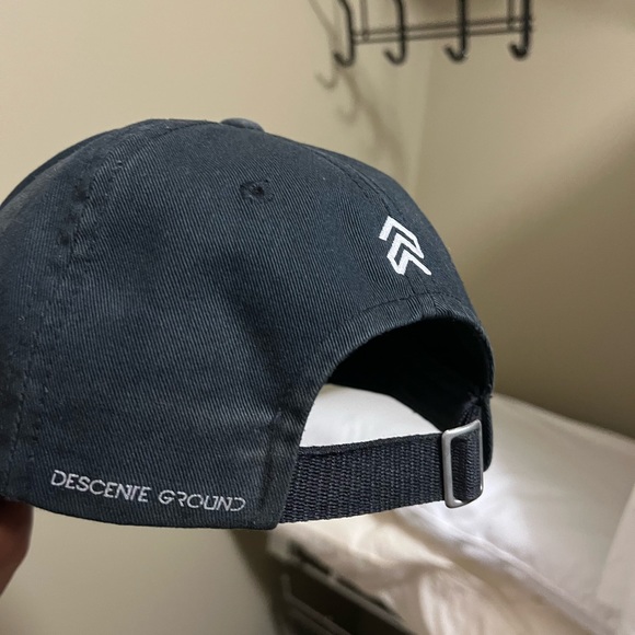 Black Descente 🧢 - Picture 2 of 3